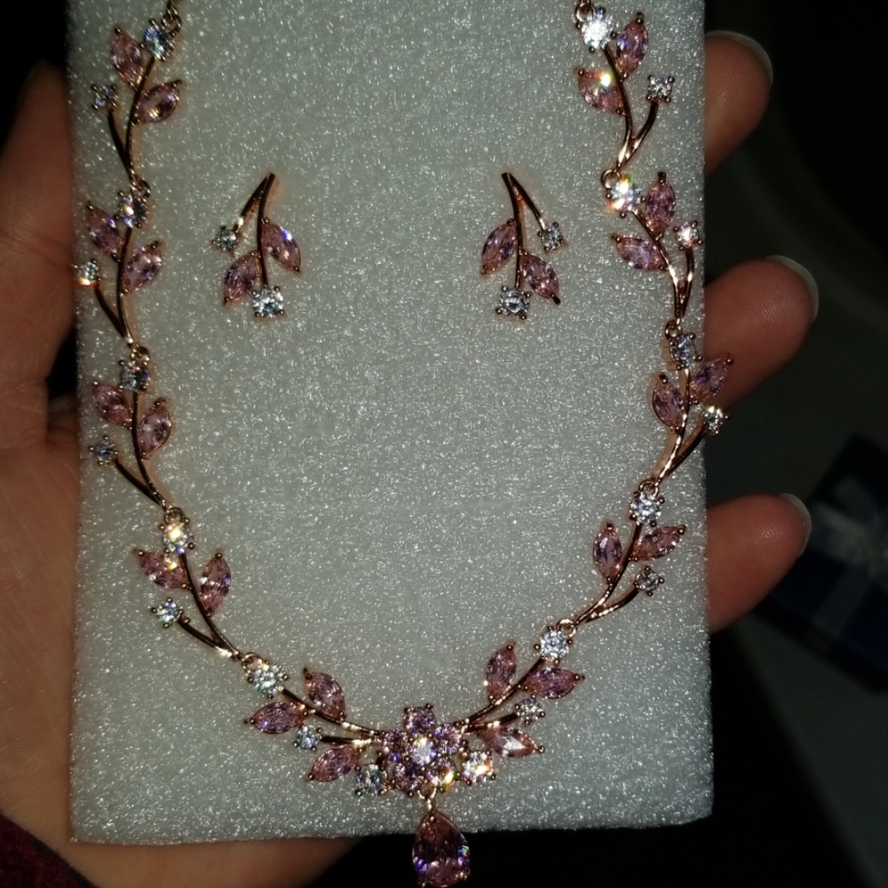 Rose gold neclace and earings